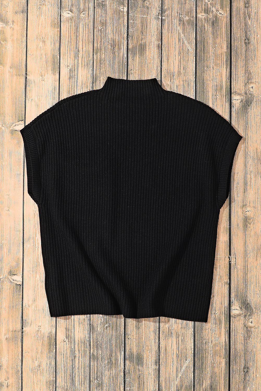 Schwarzer kurzarmpullover mit aufgesetzten taschen aus rippenstrick