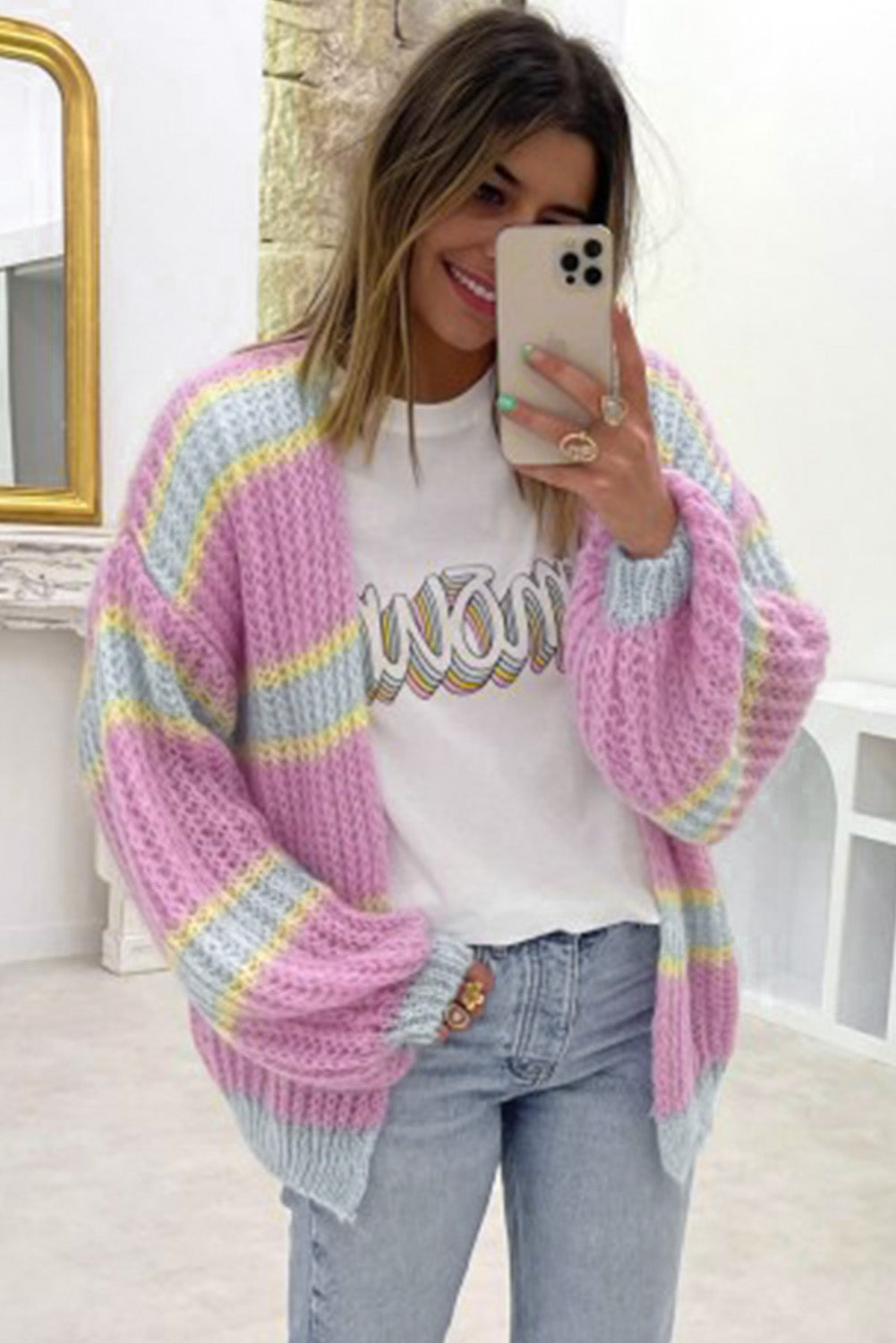 Rosa gestreifte strickjacke mit offener vorderseite und kontraststreifen