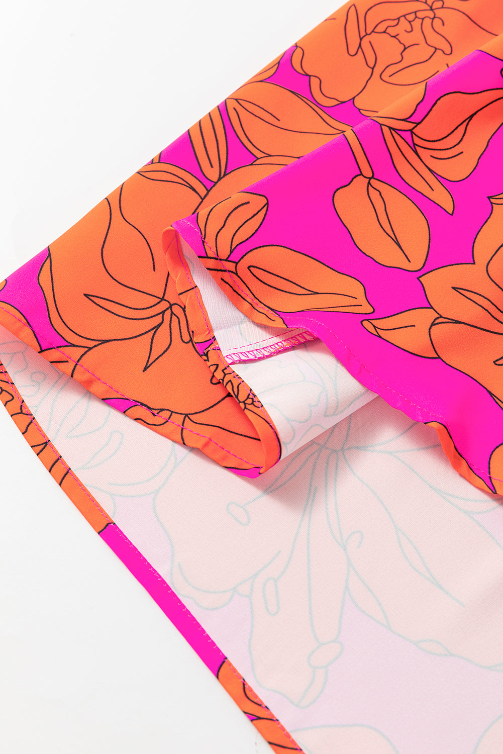 Rosa voluminöses kleid mit gerafften ärmeln und blumenmuster