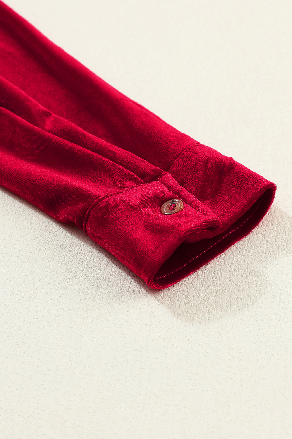 Feurig rotes kleid mit langen ärmeln und rüschen aus samt mit knopfleiste