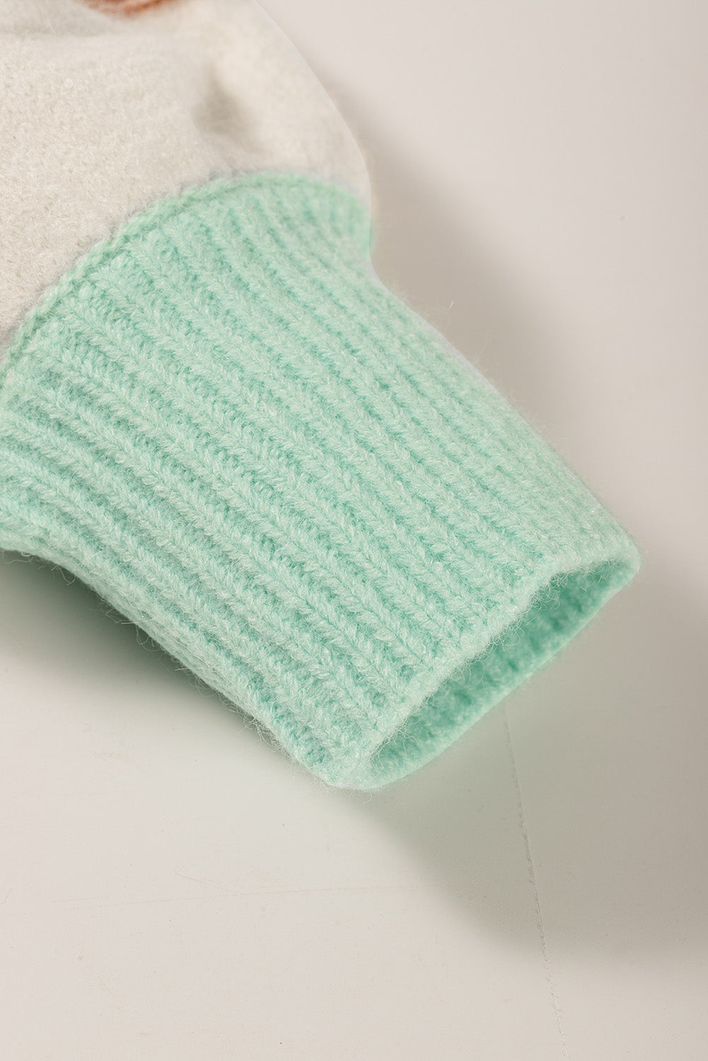 Mehrfarbig gestreifter colorblock pullover mit überschnittenen schultern