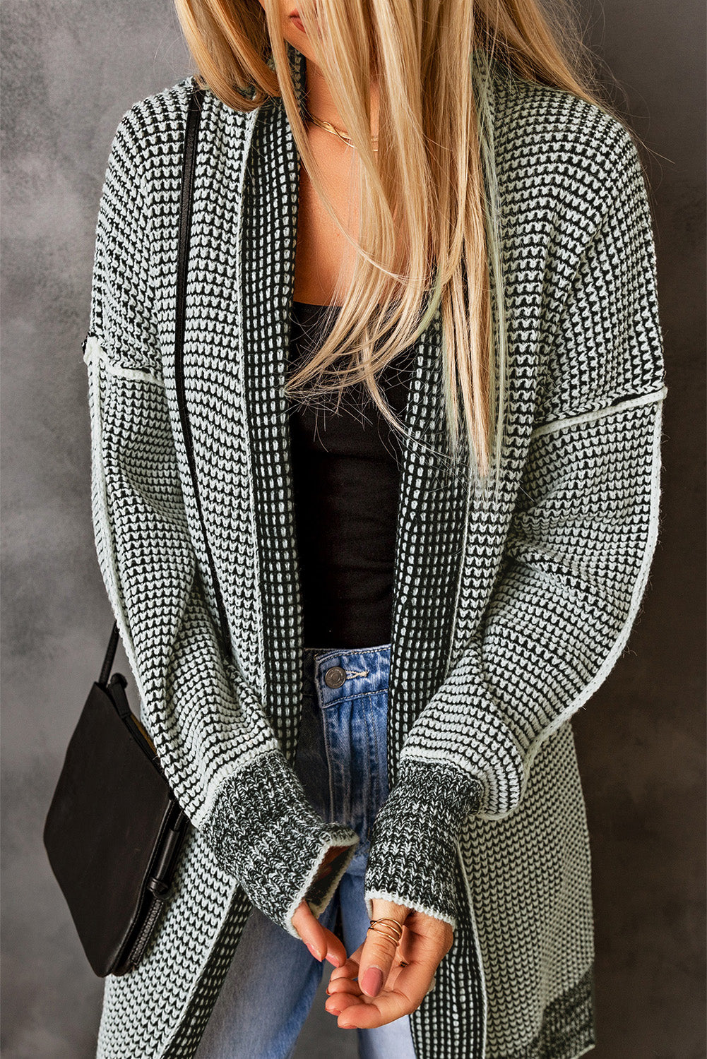Graue karierte strickjacke mit offener vorderseite