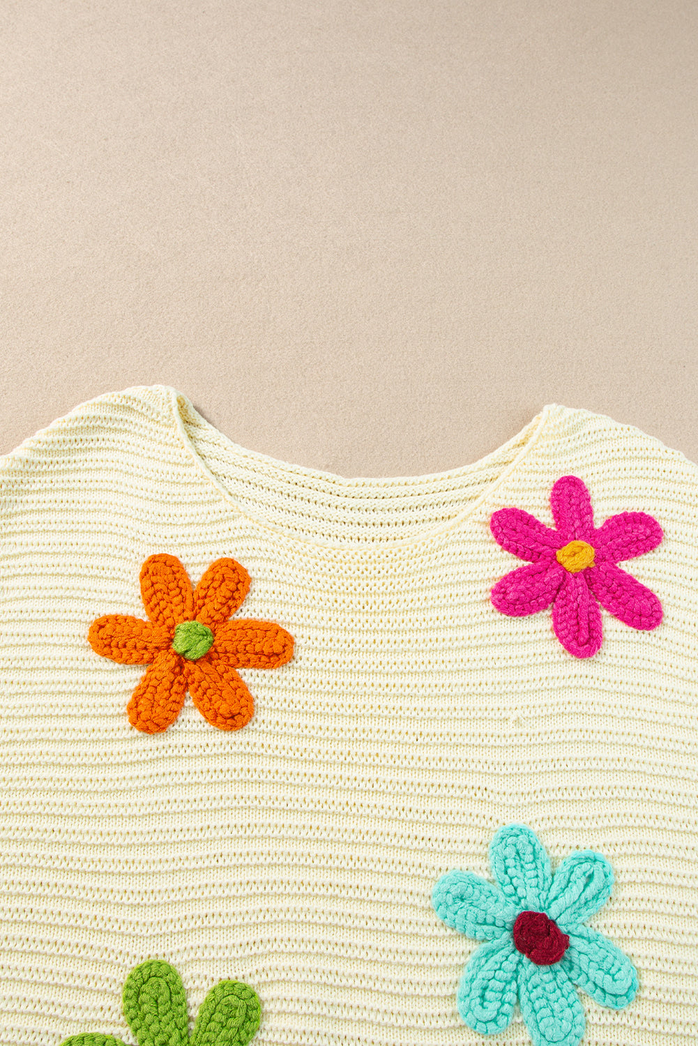 Weißes blumen-häkel-rundhals-strick-top