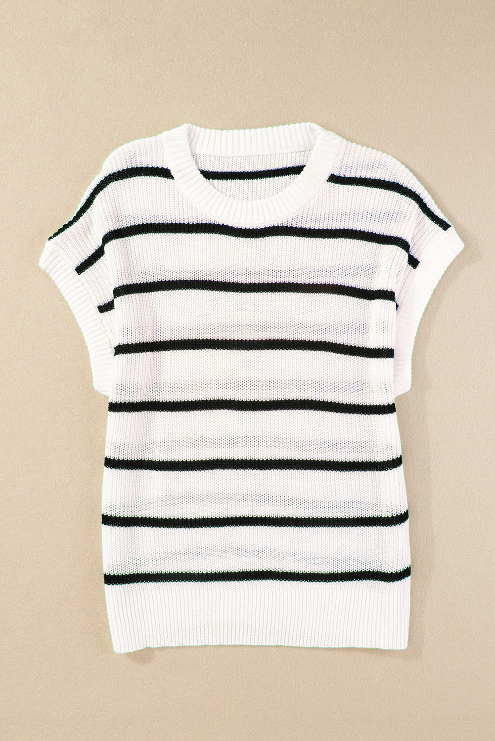 Weißer gestreifter rundhals-pullover mit fledermausärmeln