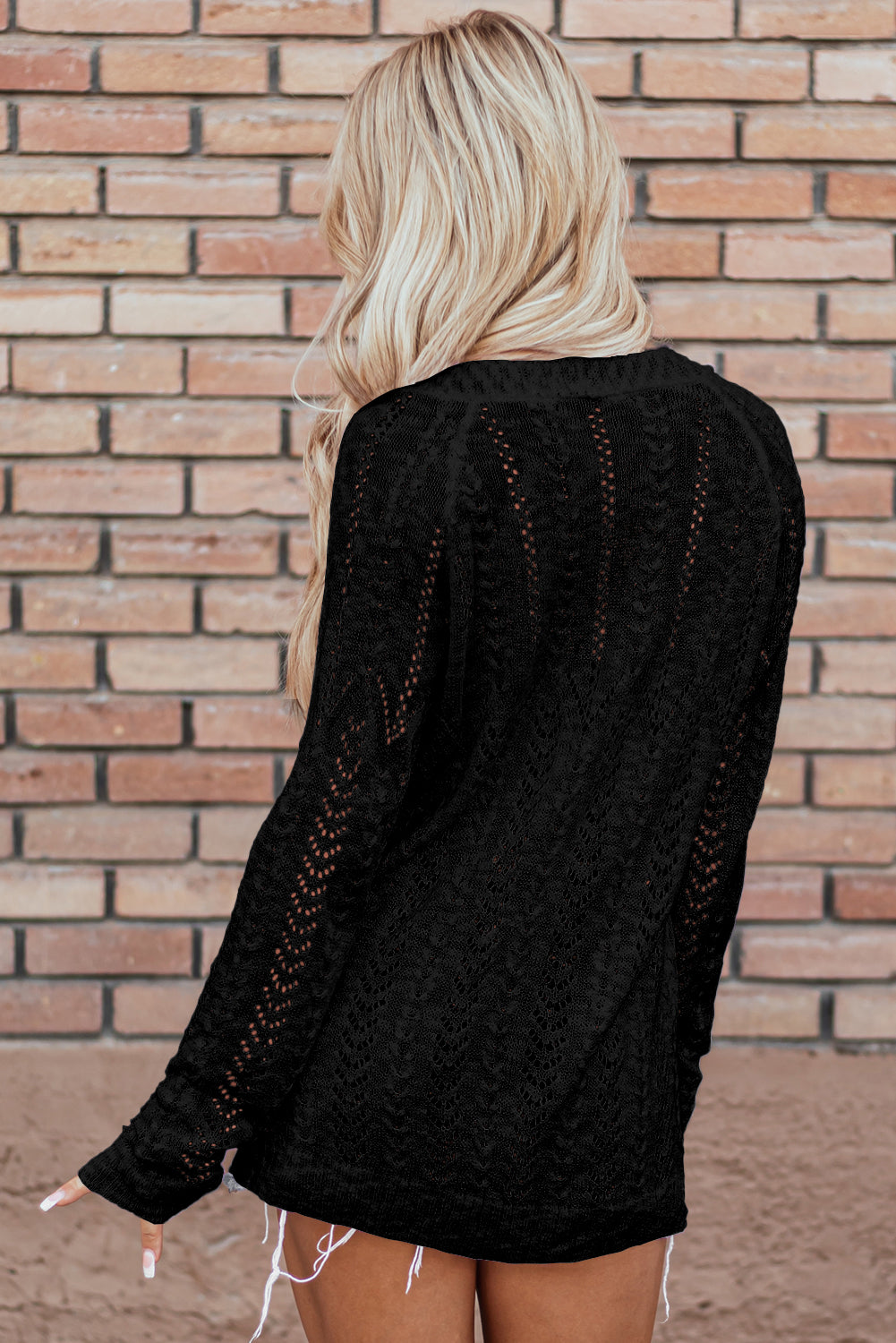 Schwarze solide strickjacke aus offenem strick