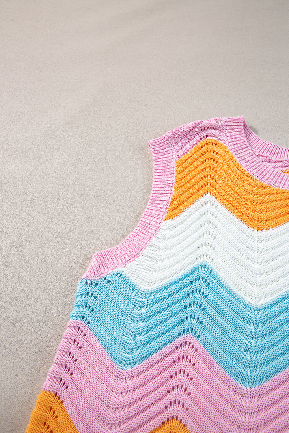 Mehrfarbig gestreifte colorblock strickweste mit wellenschliff