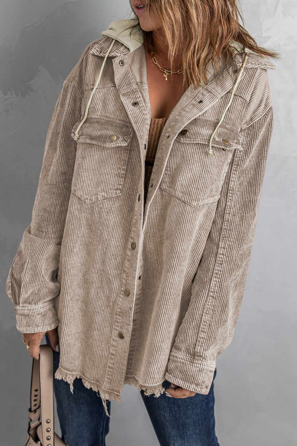 Khakifarbene patchwork-kapuzenjacke aus cord