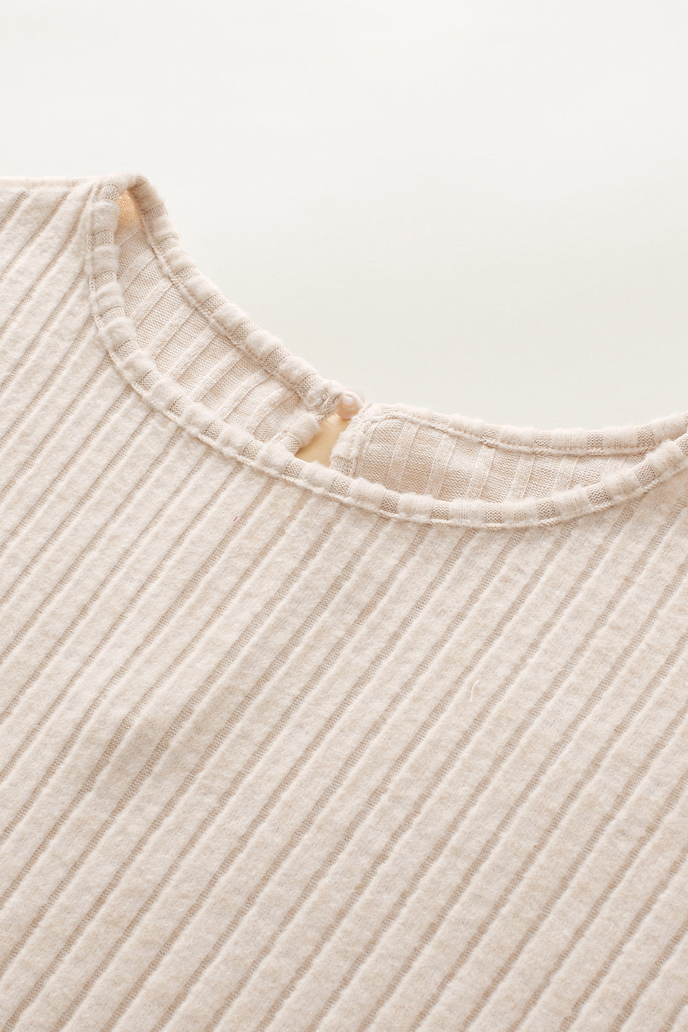 Pergamentfarbener gerippter kurzarm-overall mit weitem bein