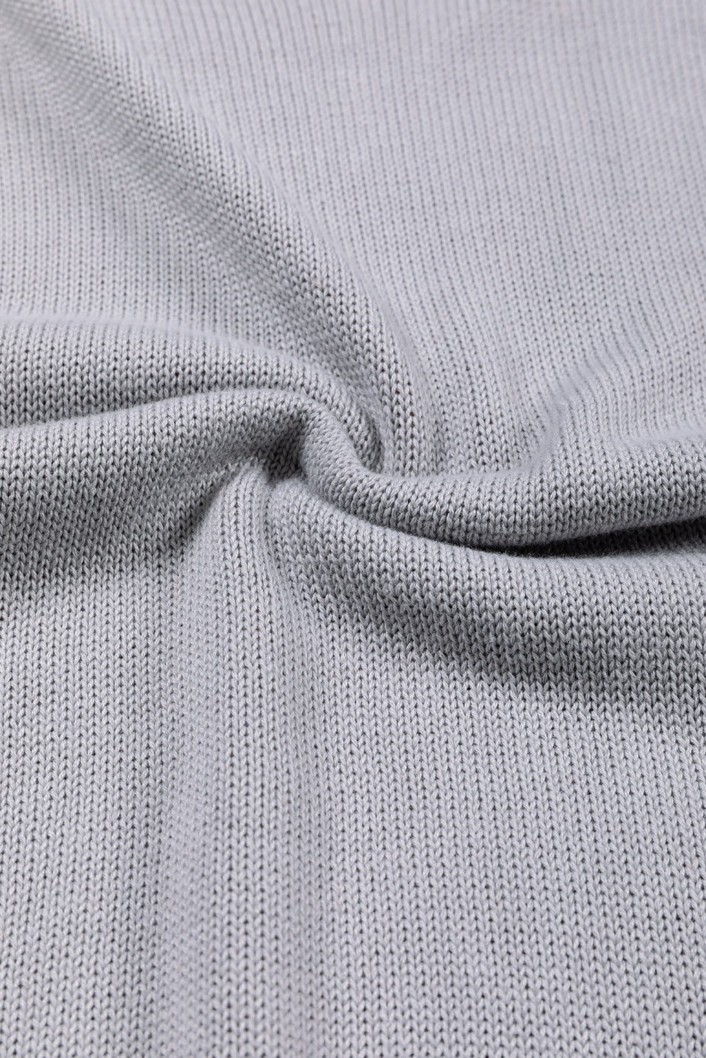 Grauer colorblock-pullover mit gerippten ärmeln und zierleisten