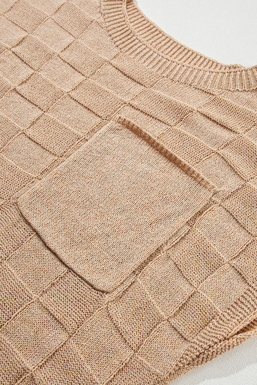 Rauchgrauer strickpullover mit kurzen ärmeln in gitterstruktur