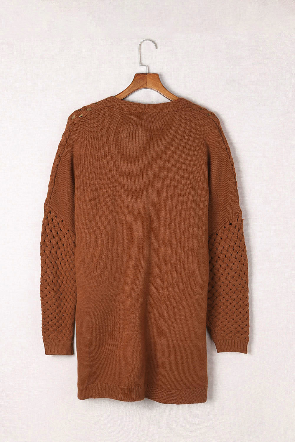 Brauner strickcardigan mit offener vorderseite und gewebter textur und taschen