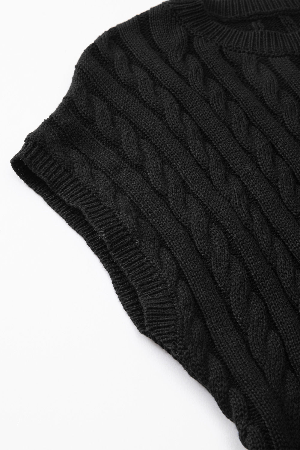 Schwarzer kurzarmpullover mit rundhalsausschnitt aus kabelstrick