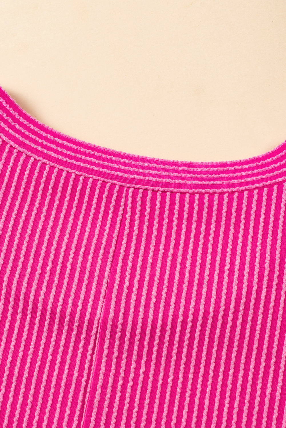 Rosarotes strukturiertes Minikleid mit gerafften Flatterärmeln