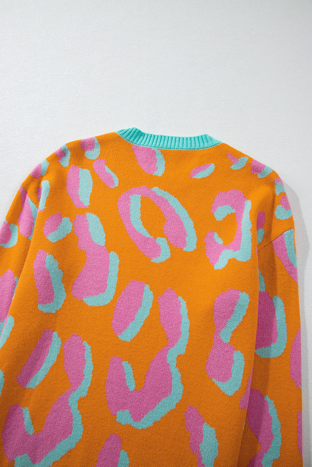 Orange leopard colorblock pullover mit geripptem rand