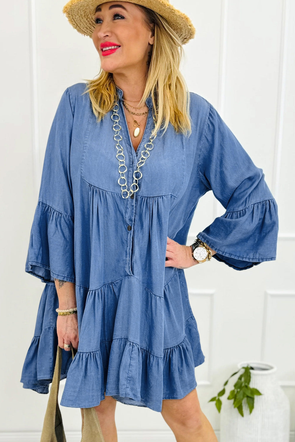 Himmelblaues Chambray-Kleid mit gerafften 3/4-Ärmeln und geschlitztem V-Ausschnitt