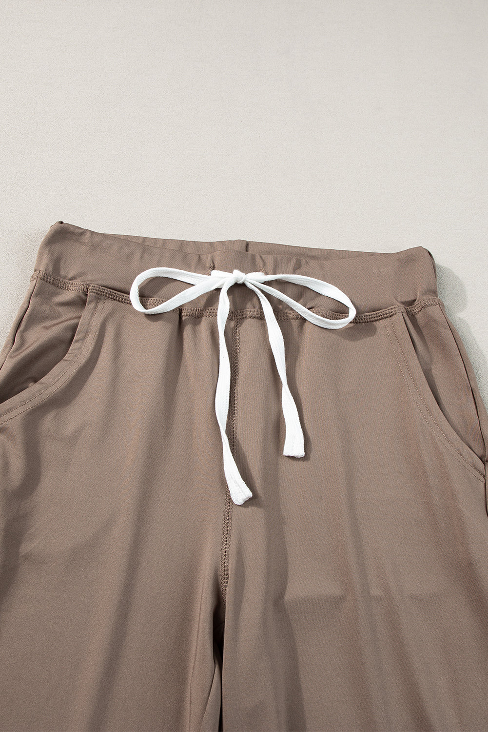 Dunkelbraune jogginghose mit taschen und kordelzug an der taille