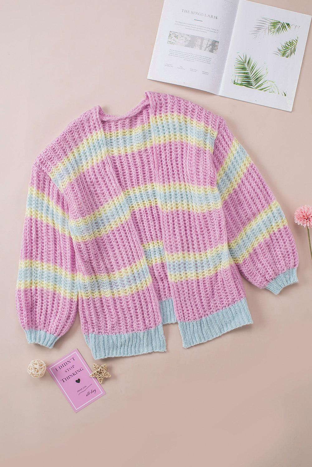Rosa gestreifte strickjacke mit offener vorderseite und kontraststreifen