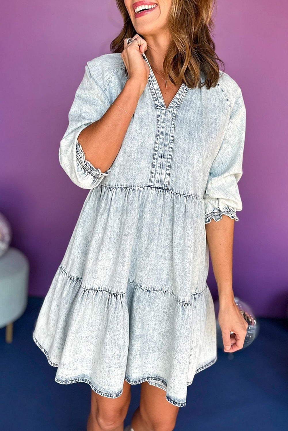 Dunkelblaues acid wash retro denim kleid mit halben ärmeln