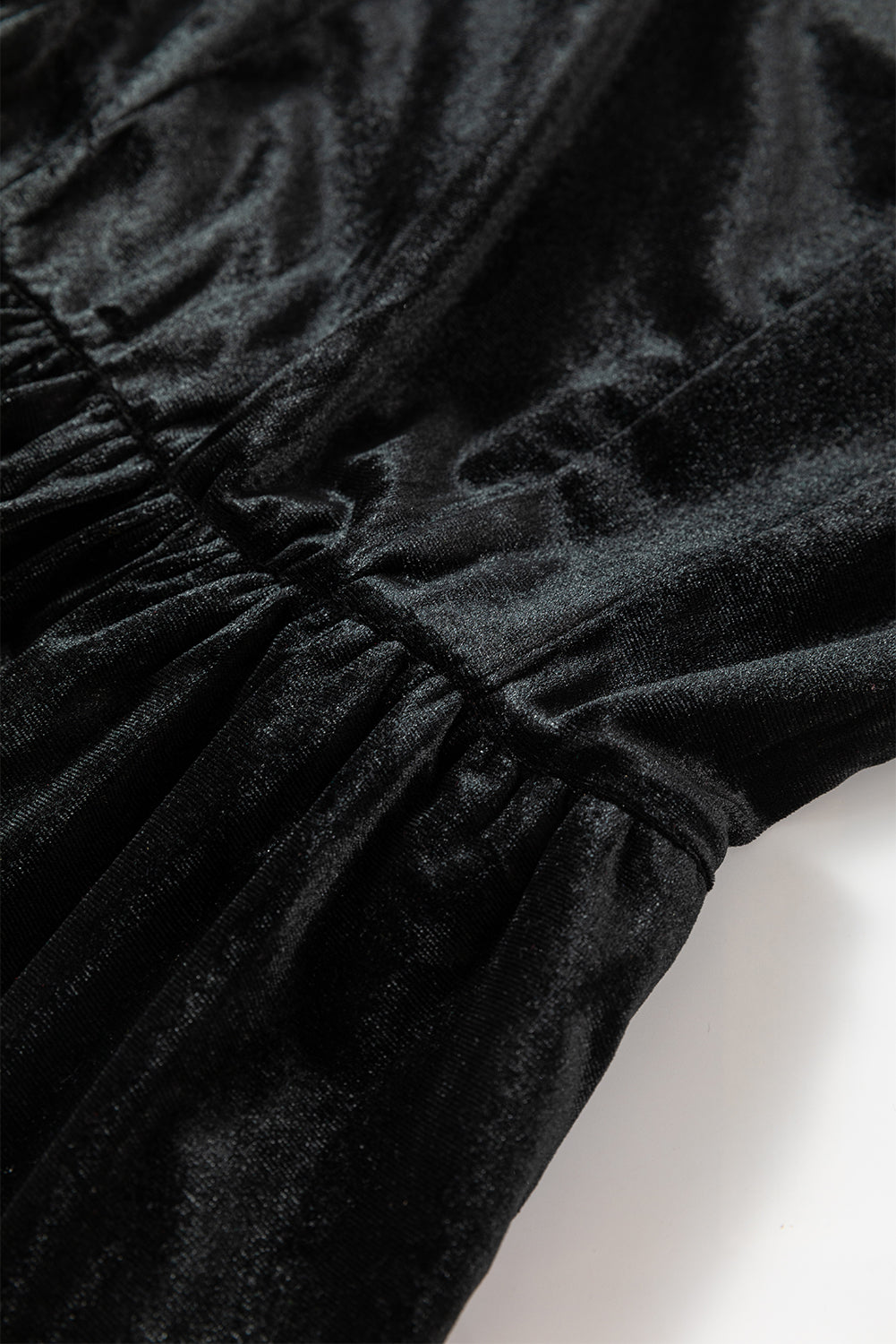 Schwarzes samtminikleid mit quadratischem ausschnitt und hoher taille und taschen