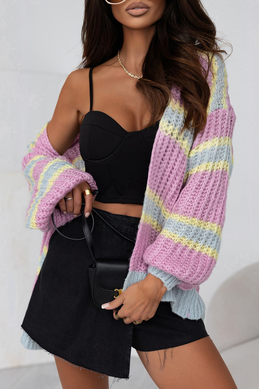 Rosa gestreifte strickjacke mit offener vorderseite und kontraststreifen