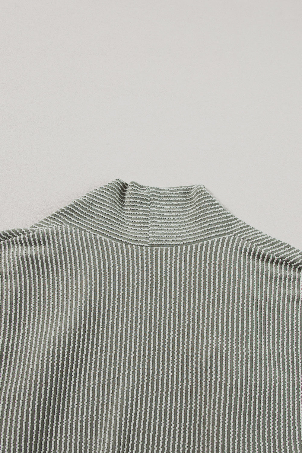 Moosgrüner strickcardigan mit offener vorderseite