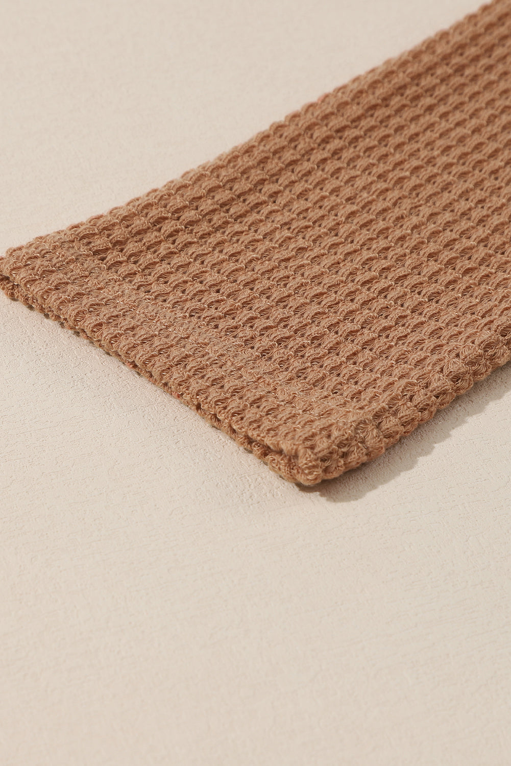 Kastanienbrauner langer waffelstrick-cardigan mit taschen
