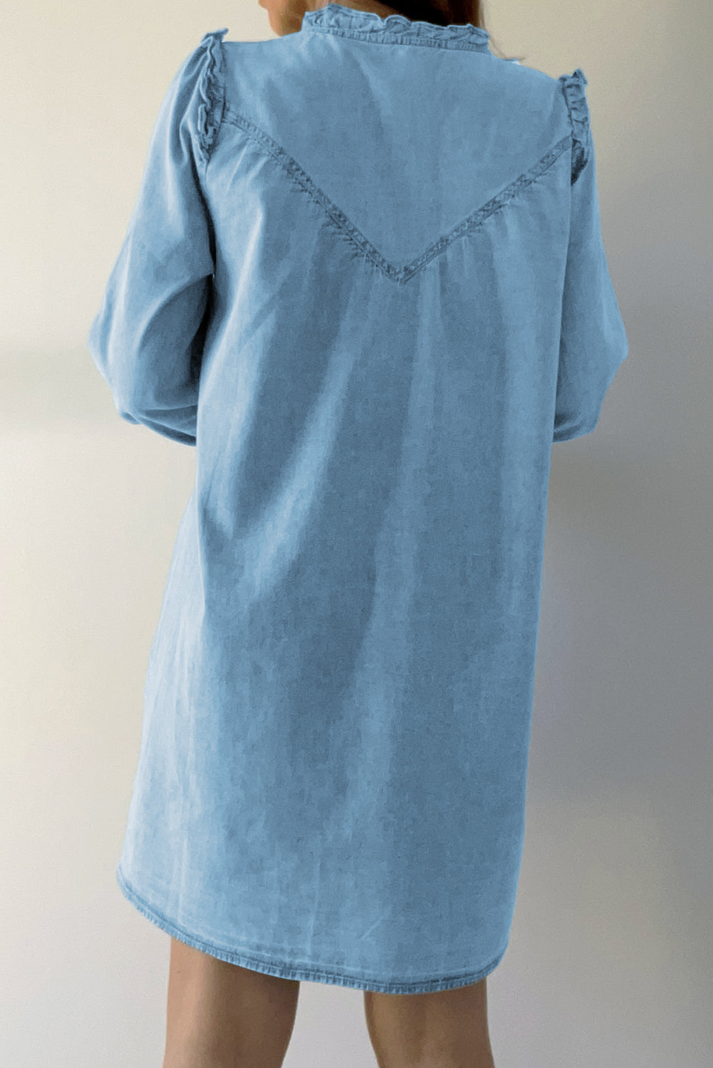 Myosotis Geraffter V-Ausschnitt Geknöpftes Shift-Denim-Kleid