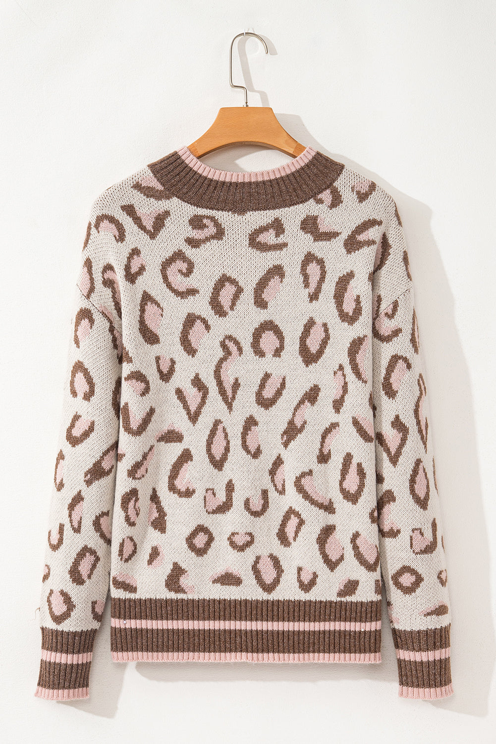 Brauner zweifarbiger pullover mit geripptem saum und leopardenmuster