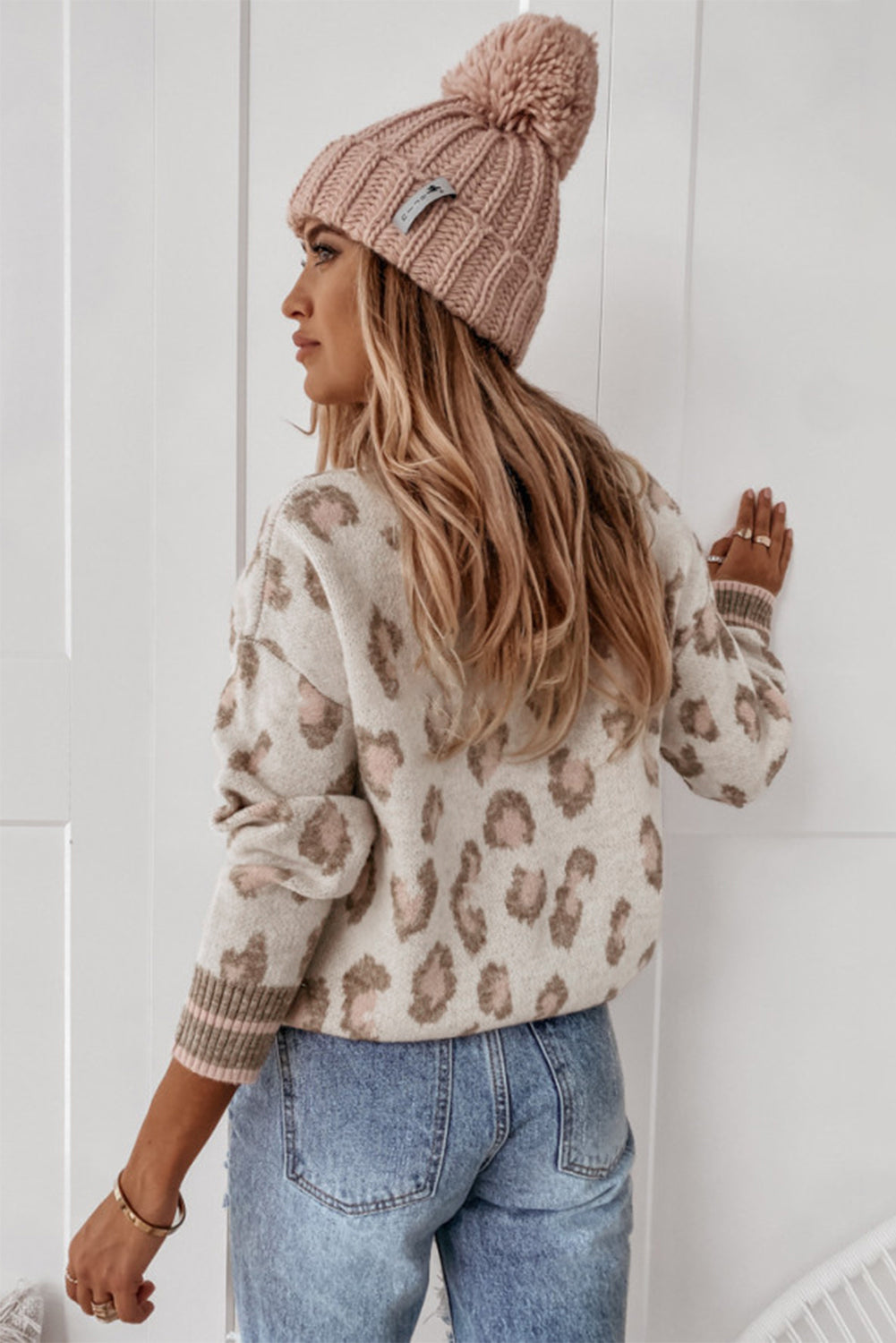 Brauner zweifarbiger pullover mit geripptem saum und leopardenmuster