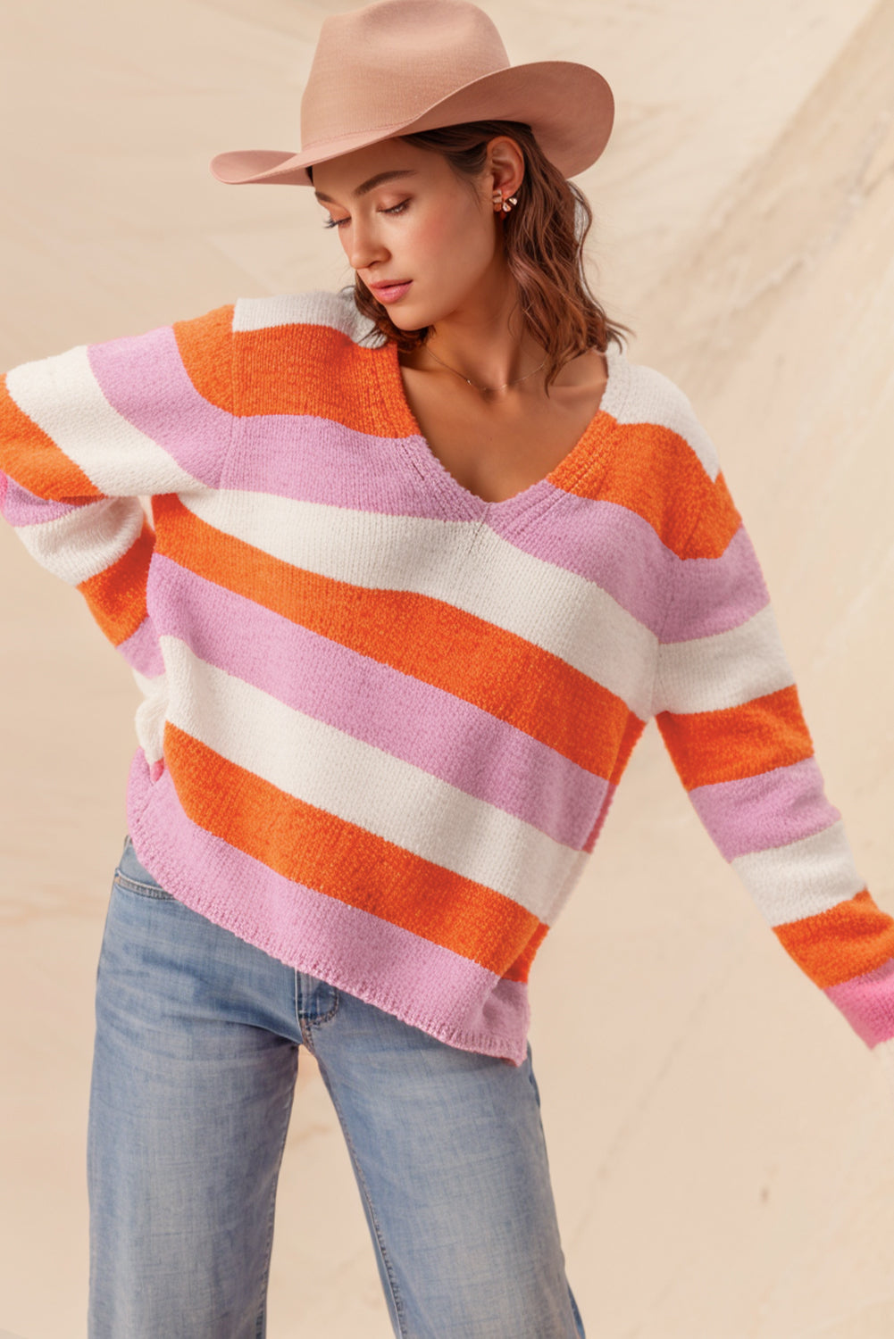 Orange gestreifter colorblock v-ausschnitt freizeitpullover
