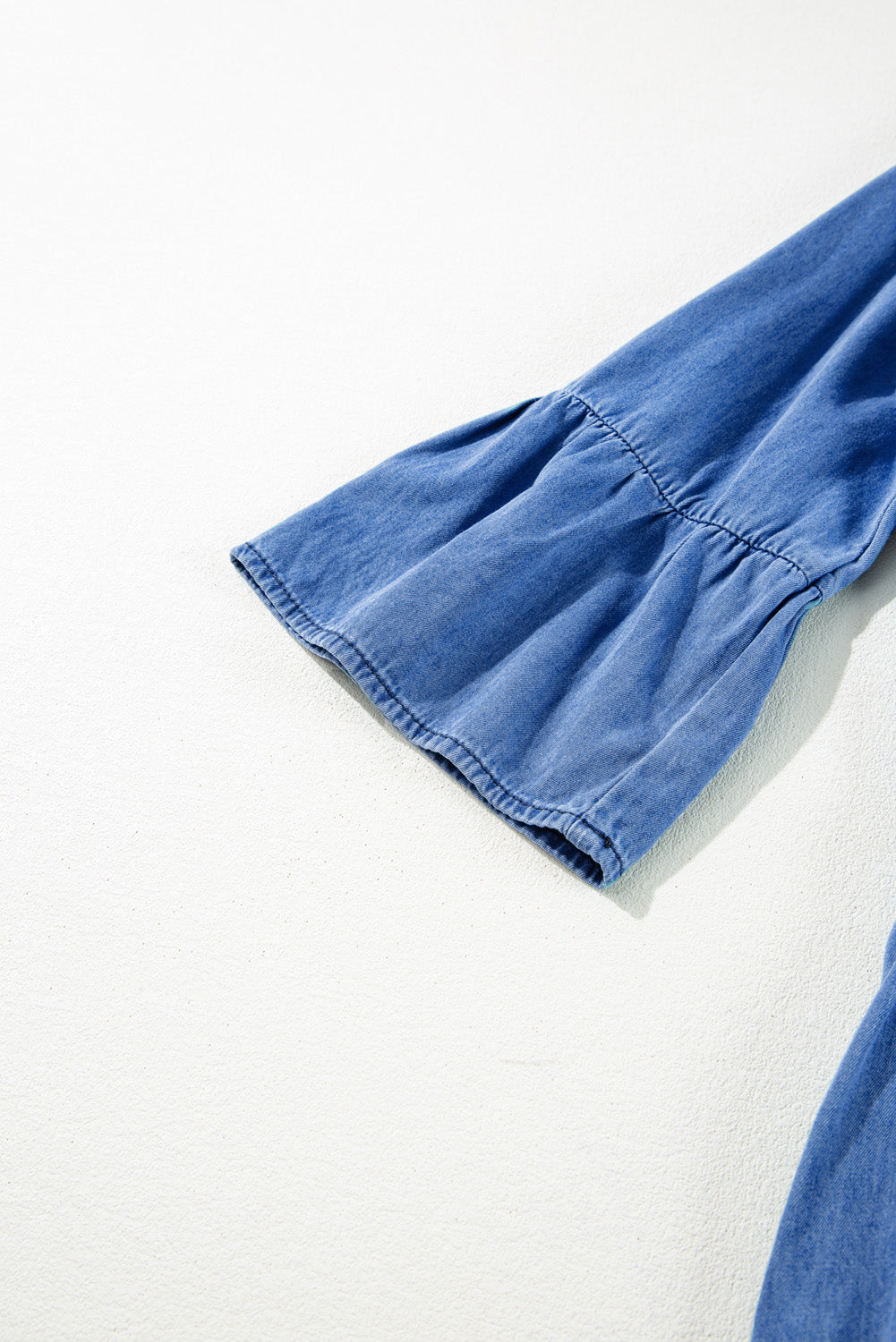 Himmelblaues Chambray-Kleid mit gerafften 3/4-Ärmeln und geschlitztem V-Ausschnitt