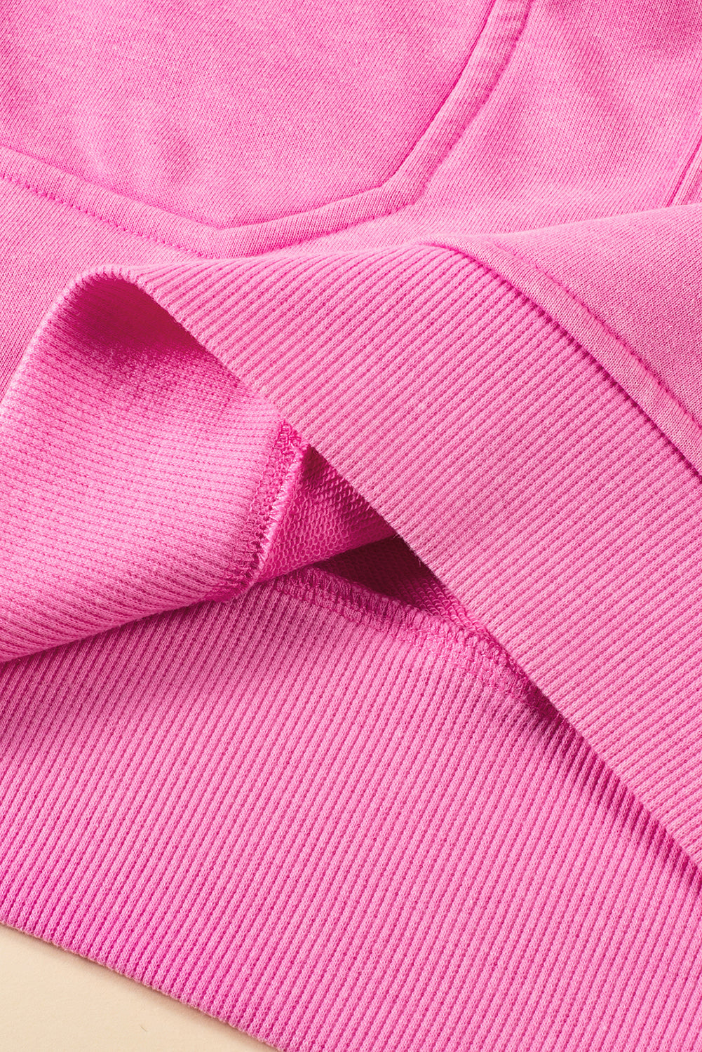 Bonbon sweatshirt-kleid mit viertelreißverschluss und kapuzenärmel