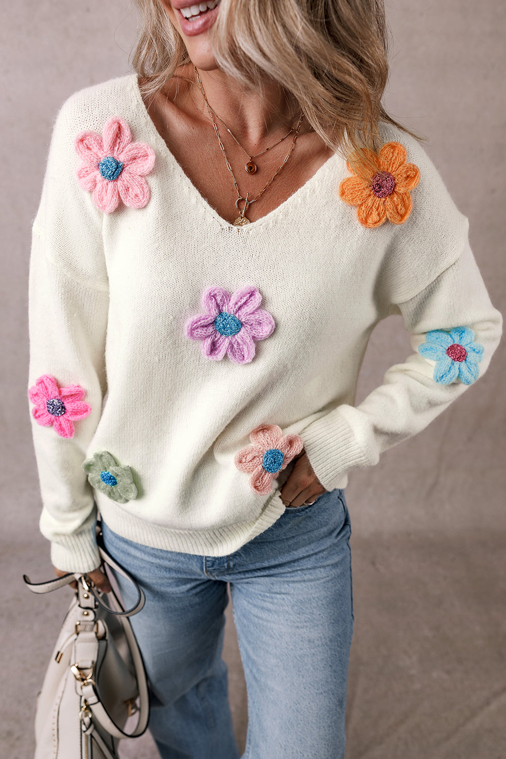 Weißer gehäkelter blumen-v-ausschnitt-pullover