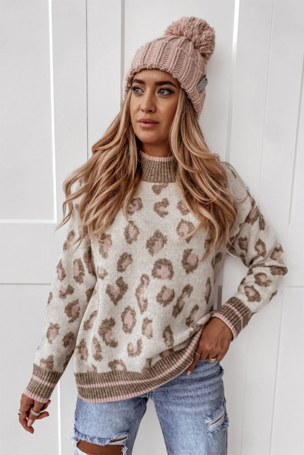 Brauner zweifarbiger pullover mit geripptem saum und leopardenmuster