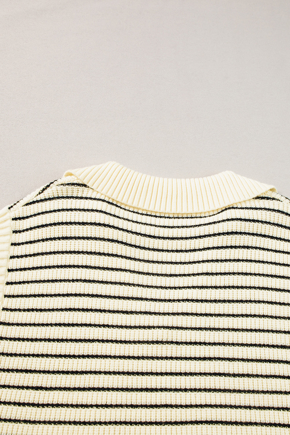 Beige gestreiftes pullover-tank-top mit v-ausschnitt