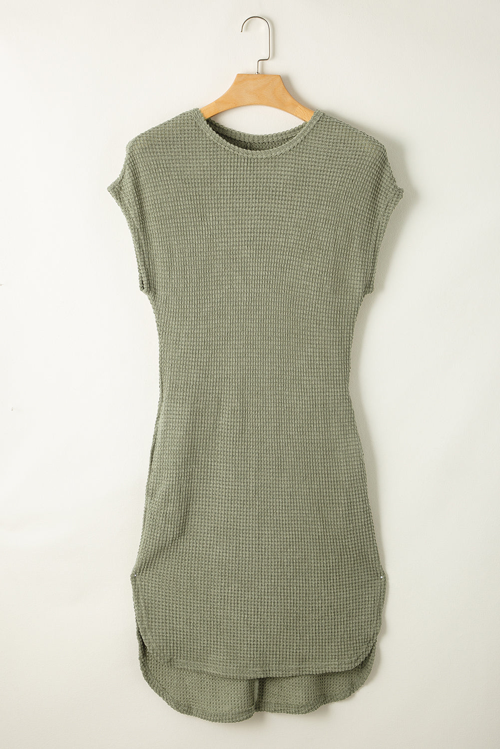 Dschungelgrünes T-Shirt-Kleid mit Waffelstruktur und geschwungenem Saum mit Seitenschlitz