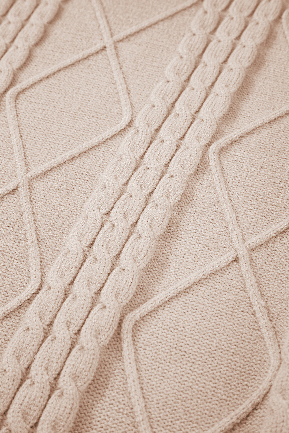 Pergamentfarbener kabelstrickpullover mit rollkragen und langen ärmeln