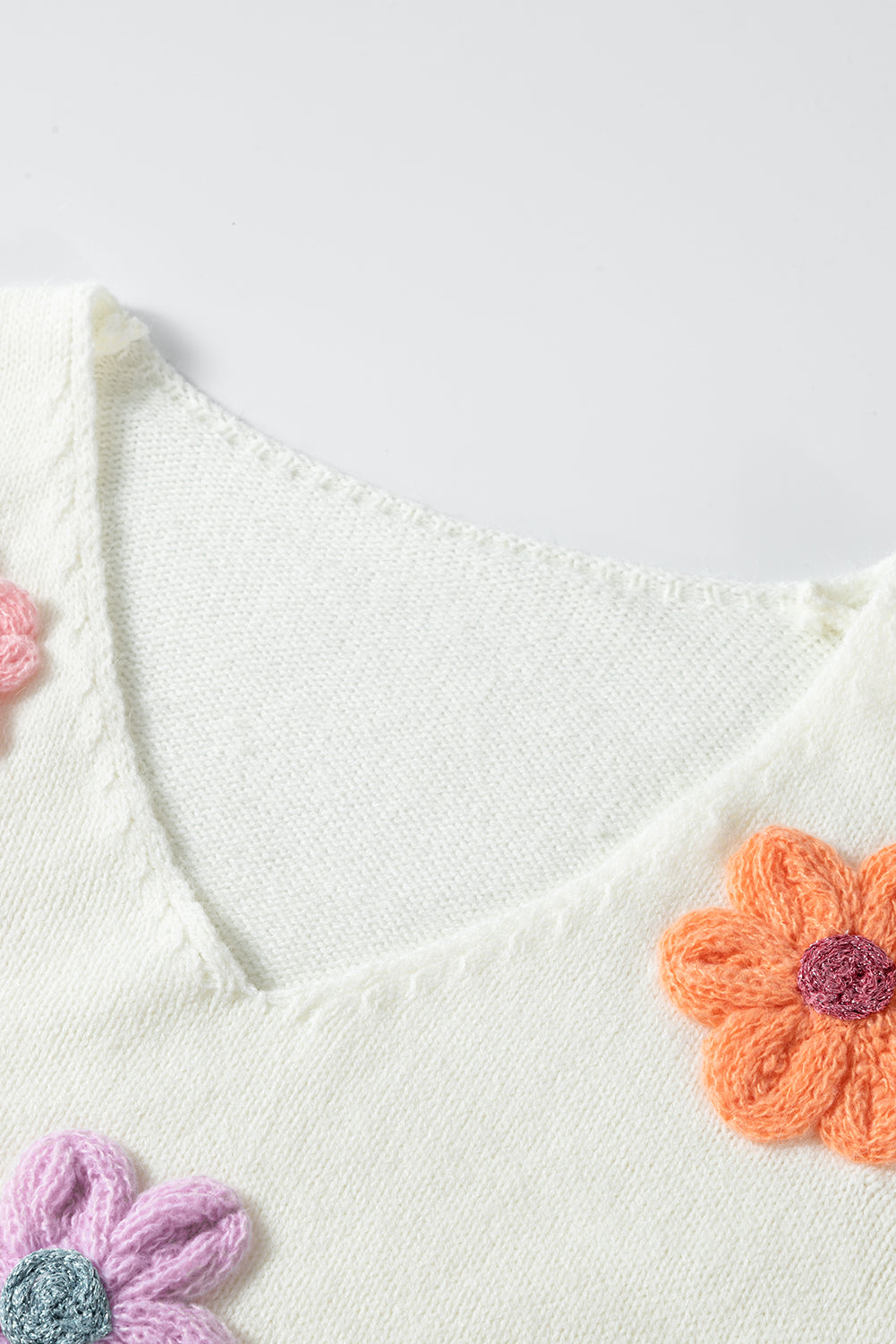 Weißer gehäkelter blumen-v-ausschnitt-pullover