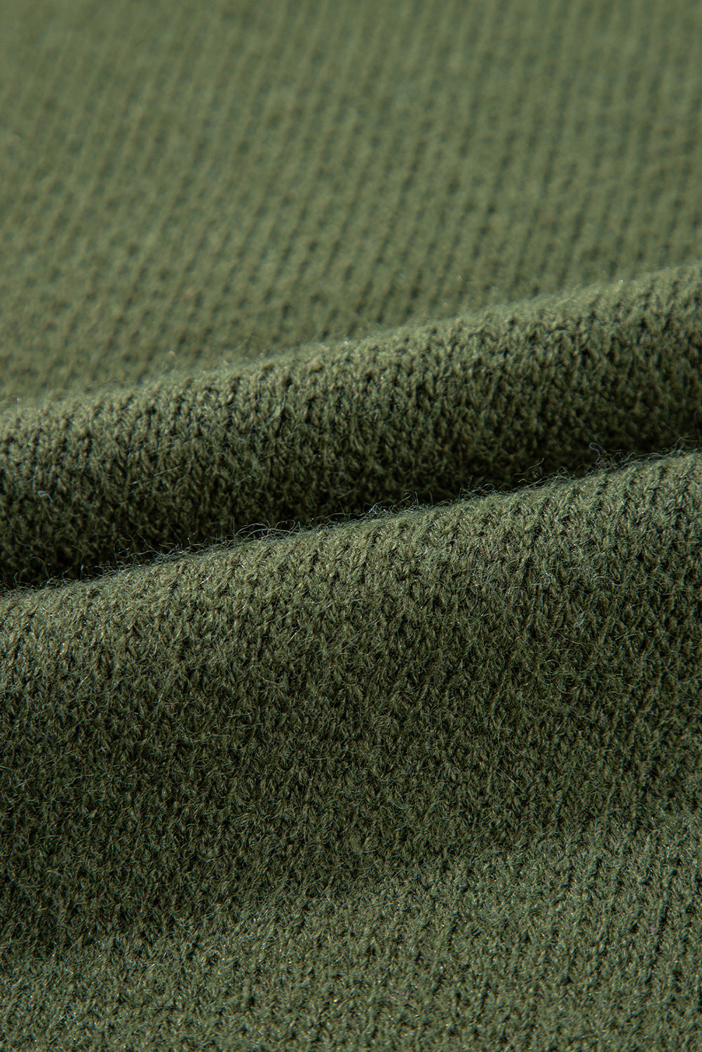 Moosgrüner pullover mit blumenärmeln und hängeschultern