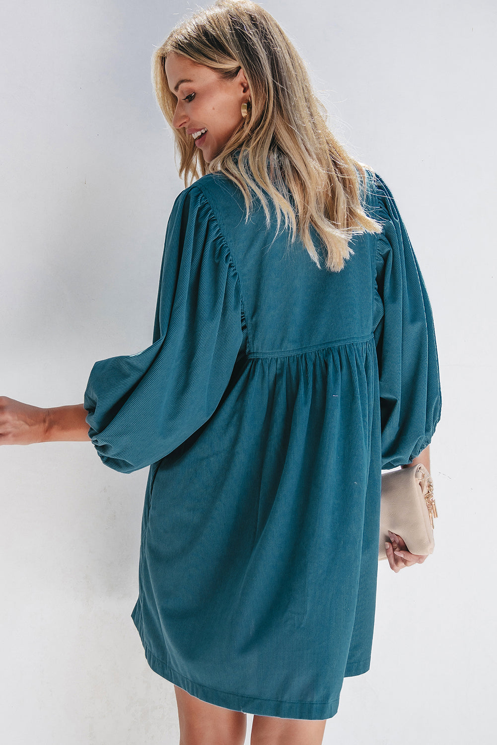 Blaues cord-knopf-kleid mit empire-taille und armband-ärmeln