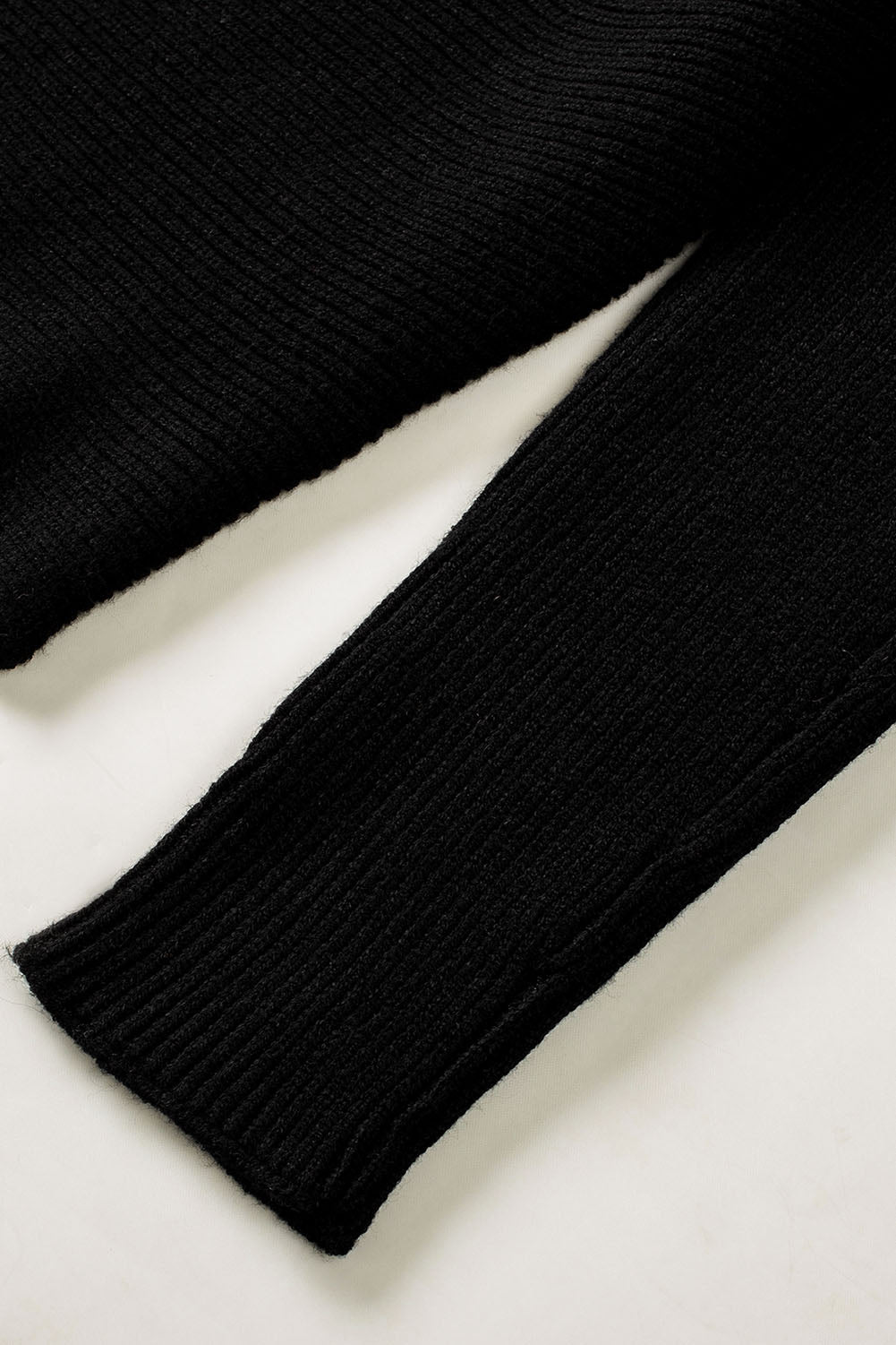 Schwarzer gestreifter langarm-strickpullover