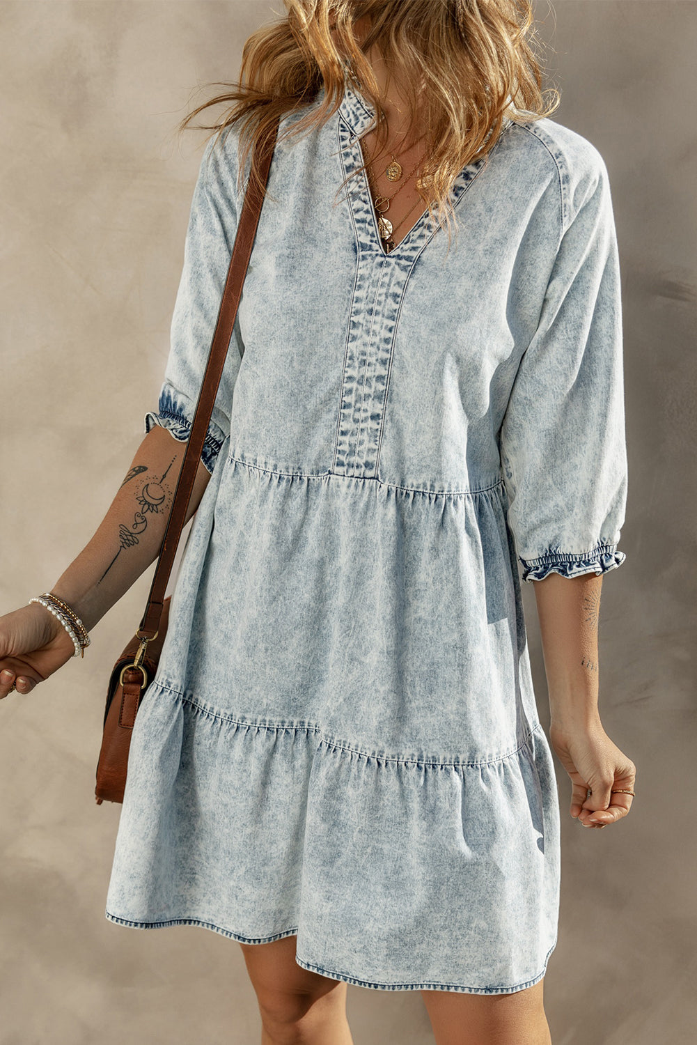 Dunkelblaues acid wash retro denim kleid mit halben ärmeln