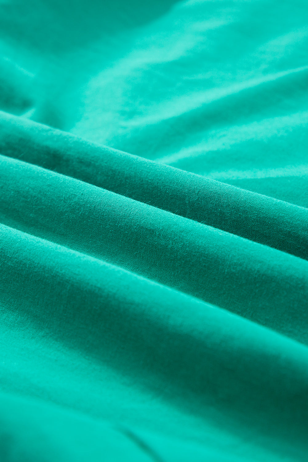 Hellgrünes gerafftes kurzes kleid mit gerafften ärmeln und knopfleiste