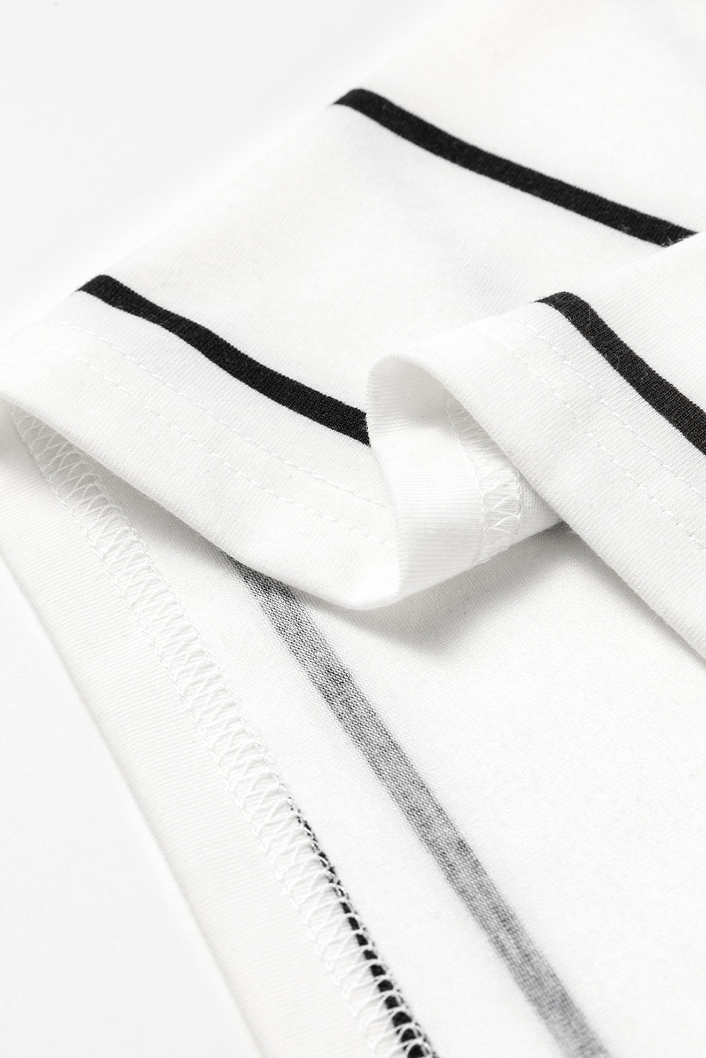 Weißes, gestreiftes, ärmelloses maxikleid mit schlitzen und offenem rücken