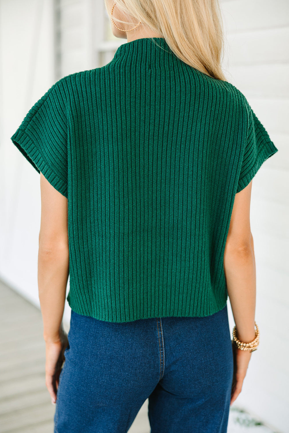 Schwarz-grüner aufgesetzter rippenstrickpullover mit kurzen ärmeln