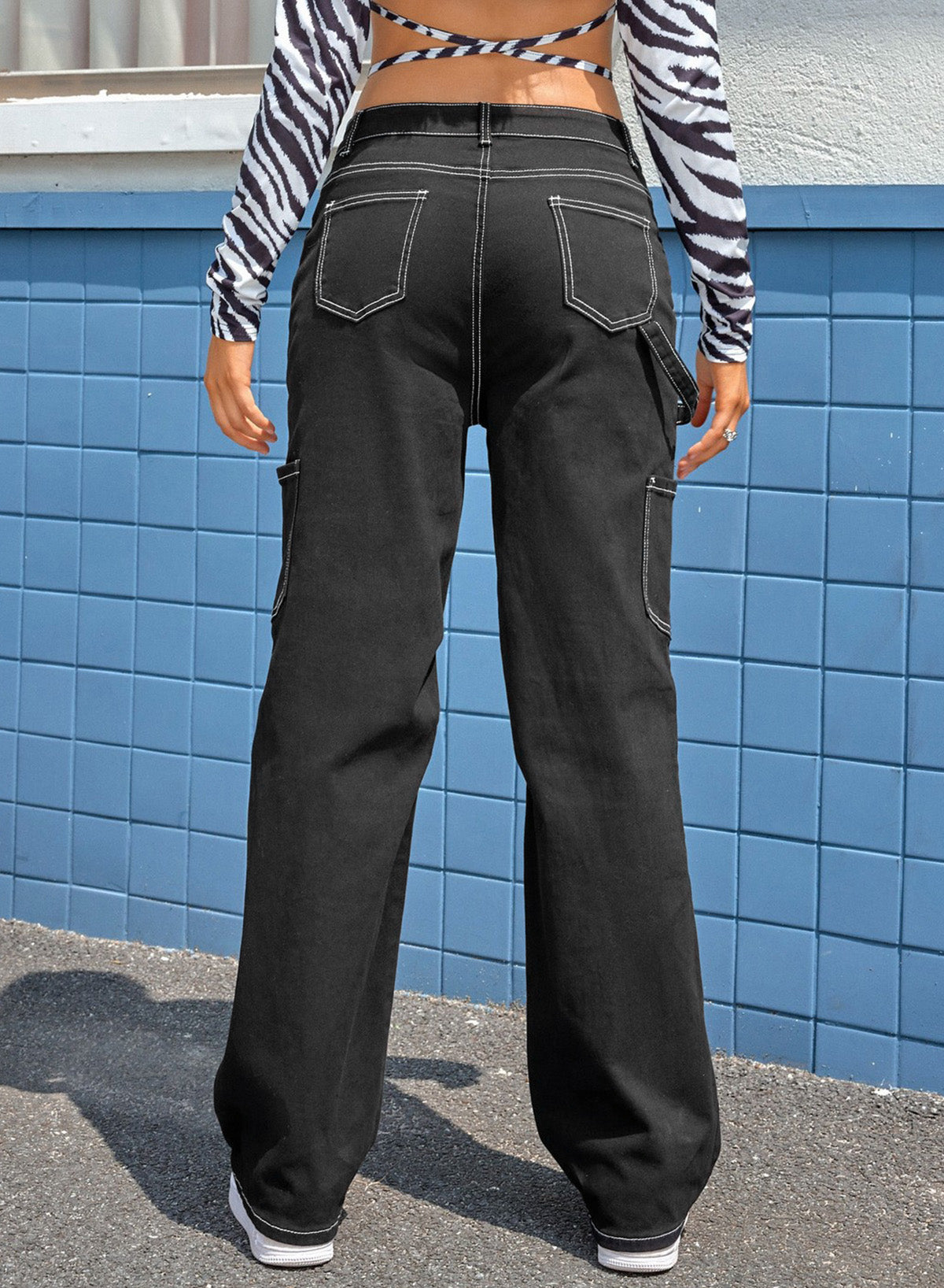 Schwarze cargo-hose mit hoher taille und geradem bein und taschen