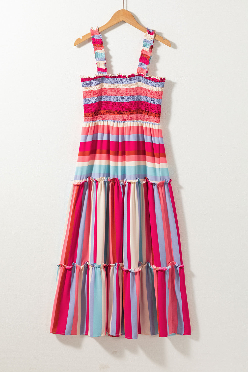 Rotes gestreiftes gerafftes Trägerband gerafftes langes Kleid