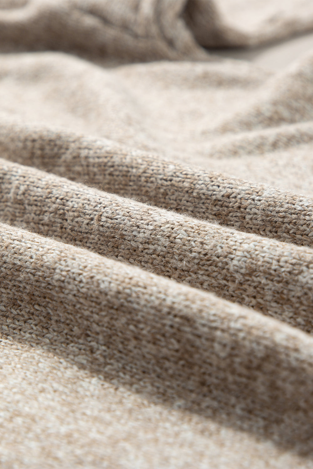 Khakifarbener pullover mit sternchenmuster und tropfenschulter
