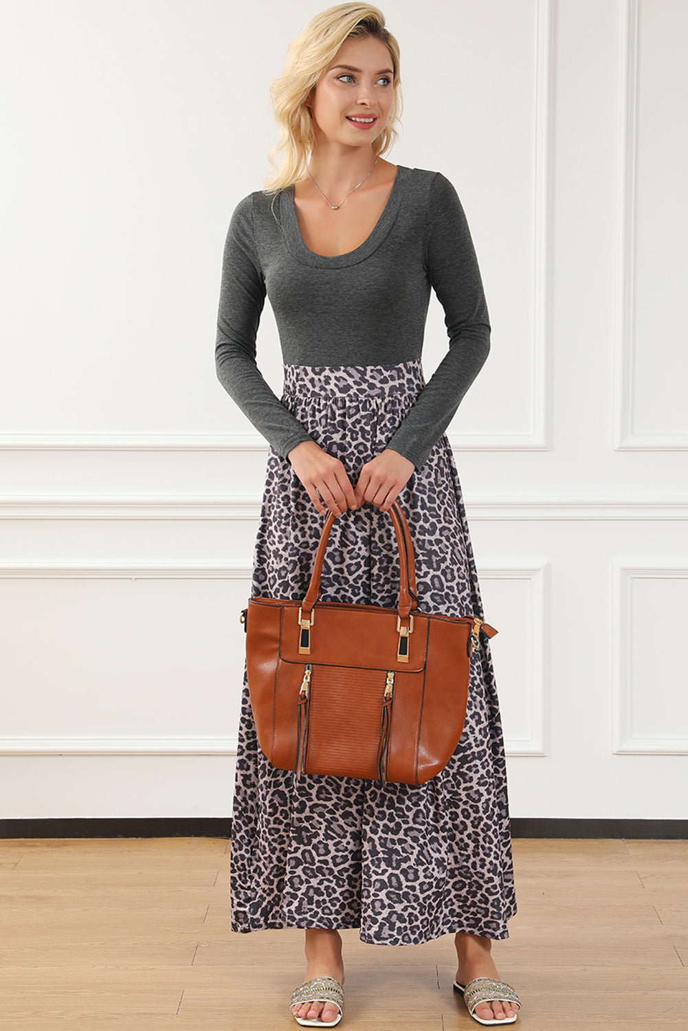 Schwarzes langärmeliges maxikleid mit leopardenmuster