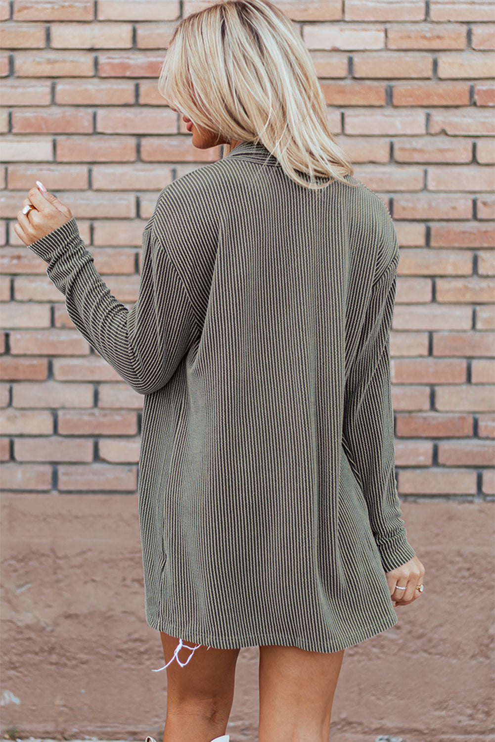 Moosgrüner strickcardigan mit offener vorderseite